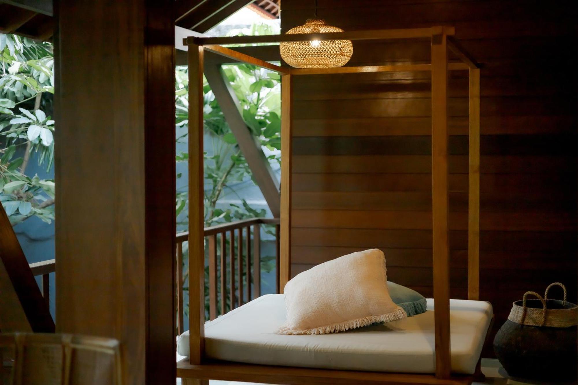 Fourteen Roses Boutique Hotel, Kuta Legian  Exterior photo