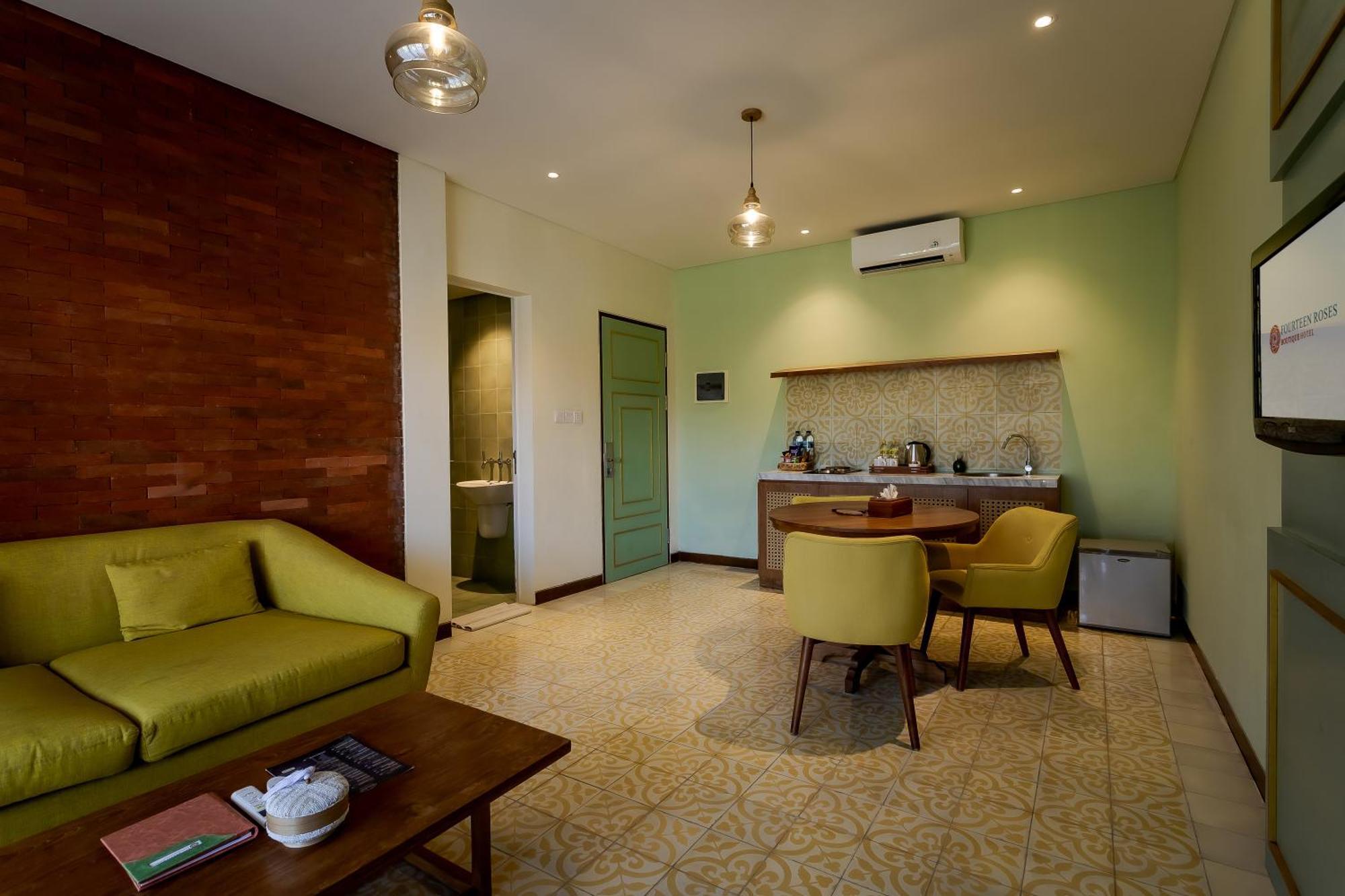 Fourteen Roses Boutique Hotel, Kuta Legian  Exterior photo