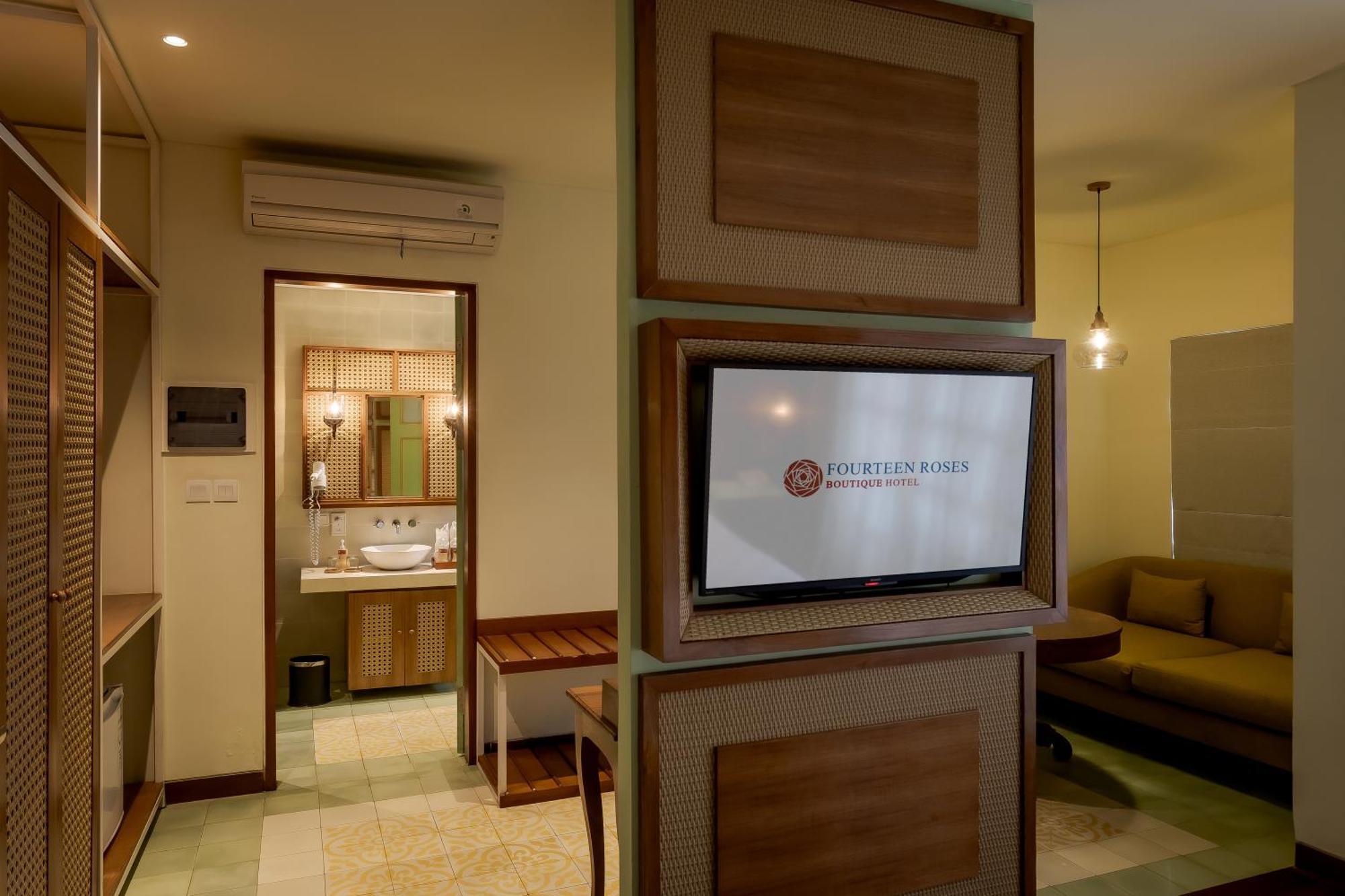 Fourteen Roses Boutique Hotel, Kuta Legian  Exterior photo