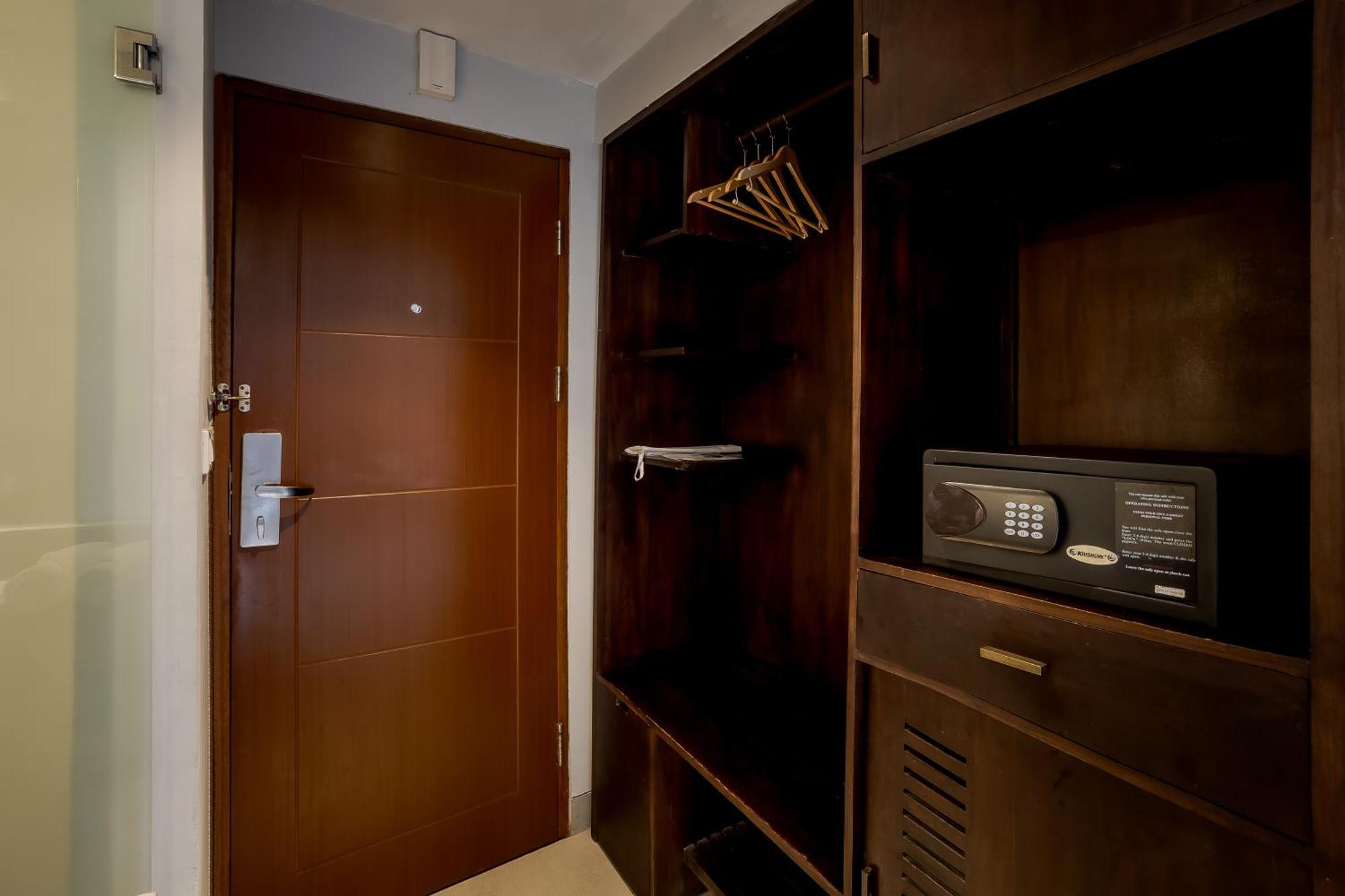 Fourteen Roses Boutique Hotel, Kuta Legian  Exterior photo